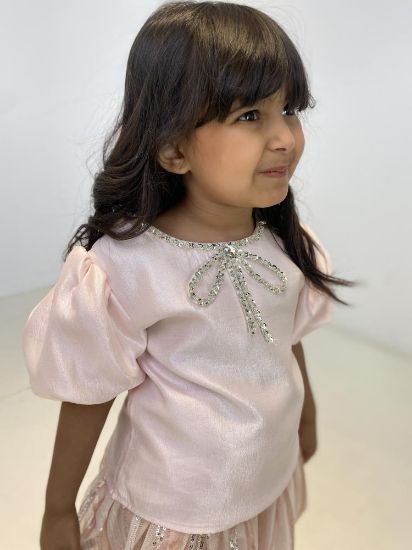 صورة طقم تيور وبلوزة لؤلؤية وفينكة كرستال وتنوره دانتيل فرنسي